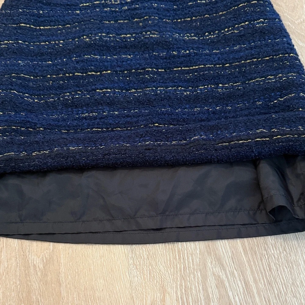 LOFT Navy Textured Mini Skirt with gold foil Size 2 lined zipper side - Picture 6 of 10